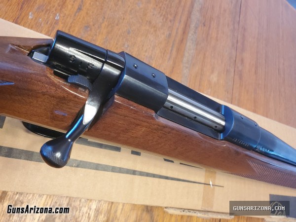 Weatherby bolt action rifle Vanguard 243 Walnut stock