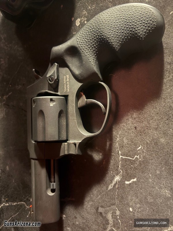 Taurus Defender 856 38 Spl +P Matte black 3.00 in. Hogue Rubber With icon 2.0 Harry’s holster