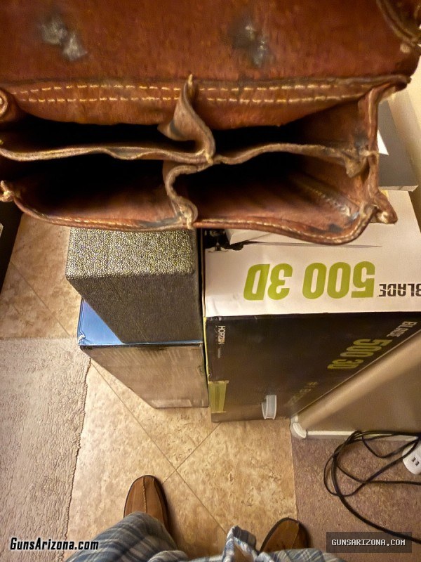 LEATHER POUCH TO CARRY FOUR 30 ROUND MAGAZINES