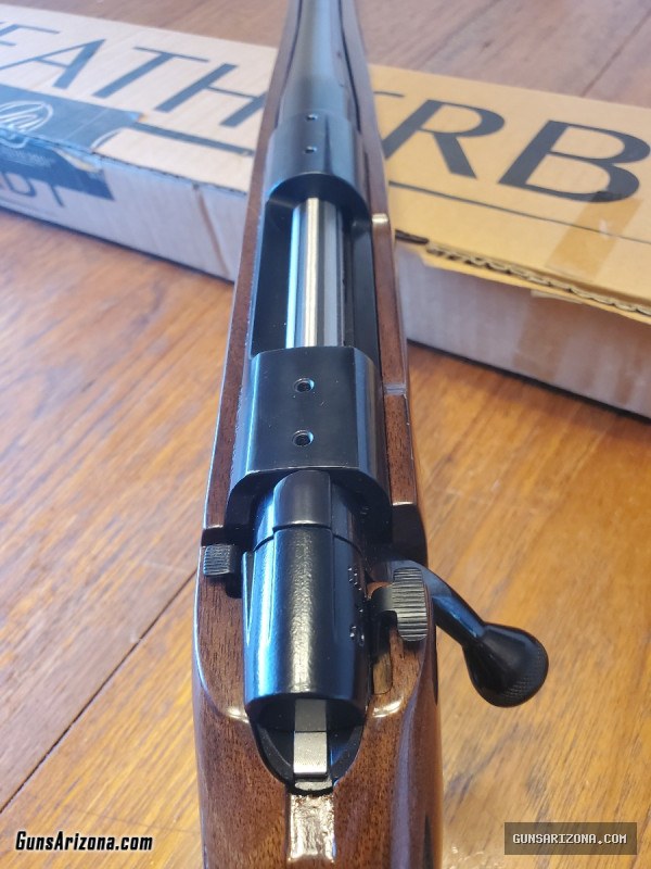 Weatherby bolt action rifle Vanguard 243 Walnut stock