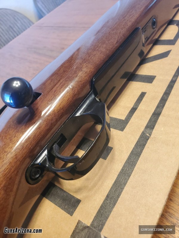 Weatherby bolt action rifle Vanguard 243 Walnut stock