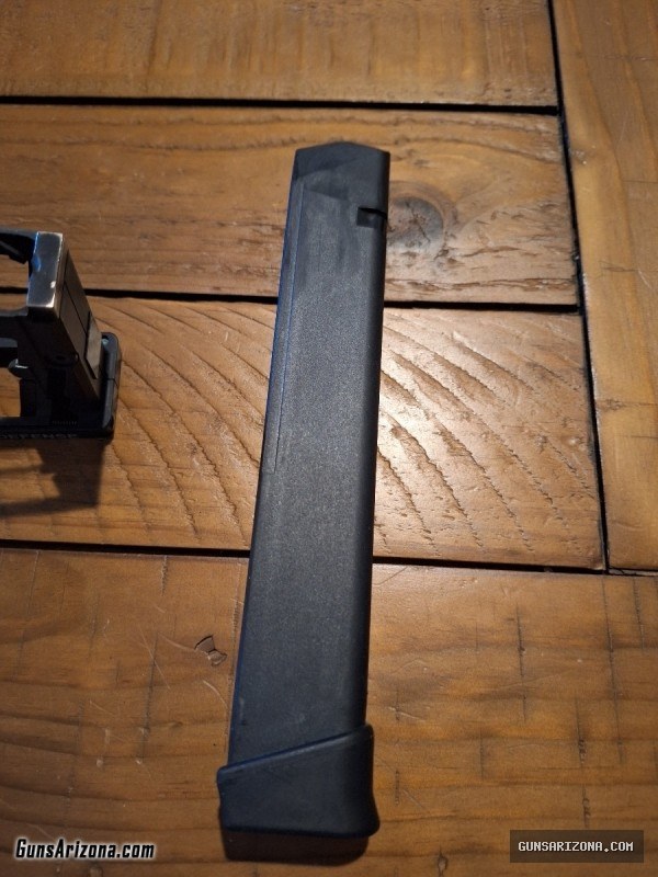 MAG-AD9 - Stern Defense with 33rd Glock Magazine