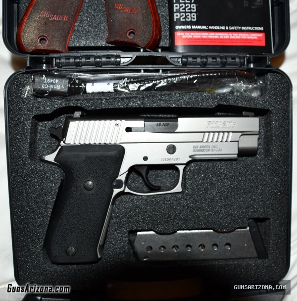 Sig Sauer P220 .45 ACP (220R-45-SSE)